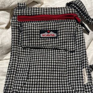 Kavu Houndstooth Crossbody Bag with Red Zipper‎